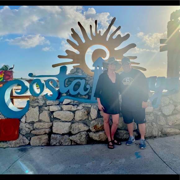 Meet your Poshers, Jennifer and Amanda - Picture 1 of 1